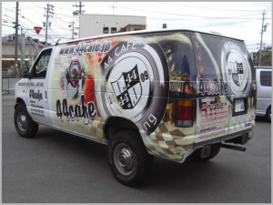 カーラッピング＆バイナルグラフィックス＆カスタムステッカー専門店　PRECIOUZ　プレシアスデザイン HAMAGUCHI RACING 様レースバン　オリジナルフルカラーラッピング